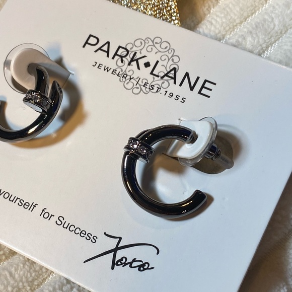 NWT 💥 DESIGNER INSPIRED CREST NAIL SMALL HOOPS HEMATITE WITH CRYSTALS EARRINGS - Picture 8 of 10